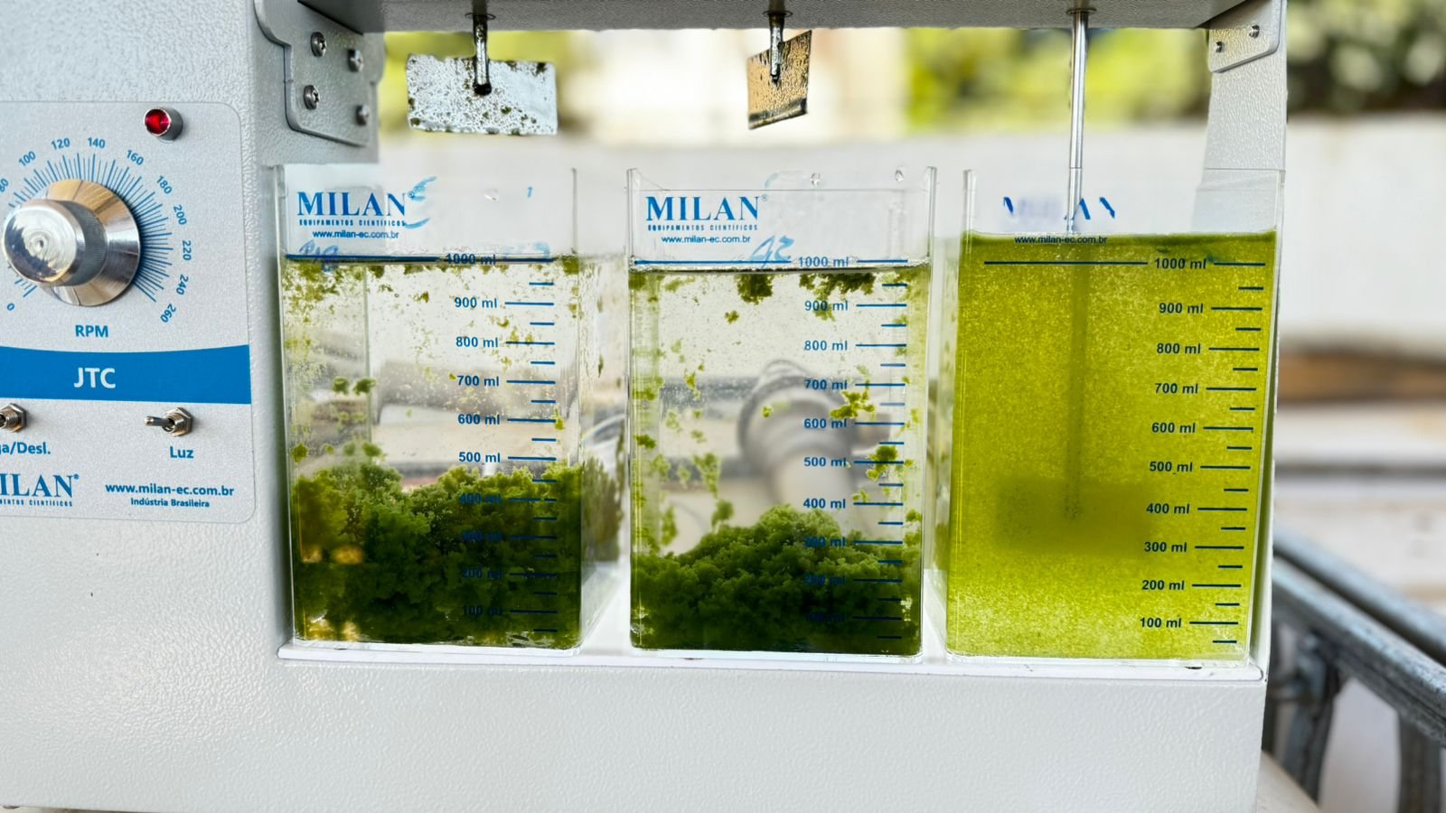 Jar Test sendo realizado para determinar a dosagem ideal de coagulantes e floculantes no tratamento de água industrial.