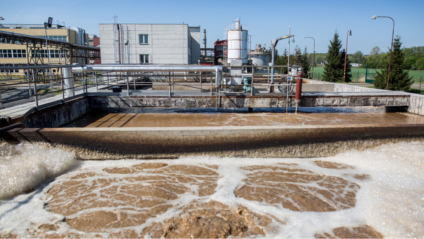 Instalação industrial de tratamento de efluentes com tanques biológicos e físico-químicos onde são medidos parâmetros como DBO e DQO.