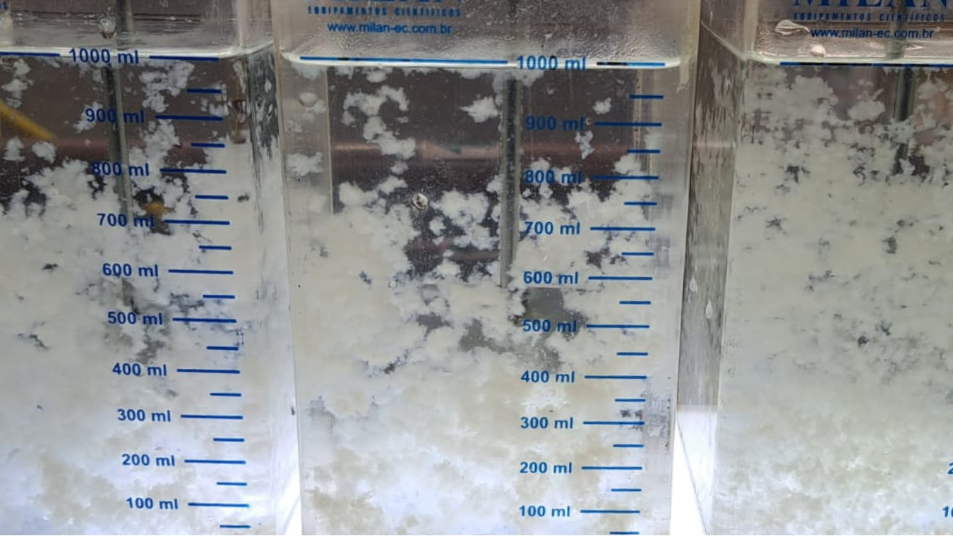 Jar test com efluente industrial utilizando diferentes tipos de polímeros para avaliar formação de flocos.