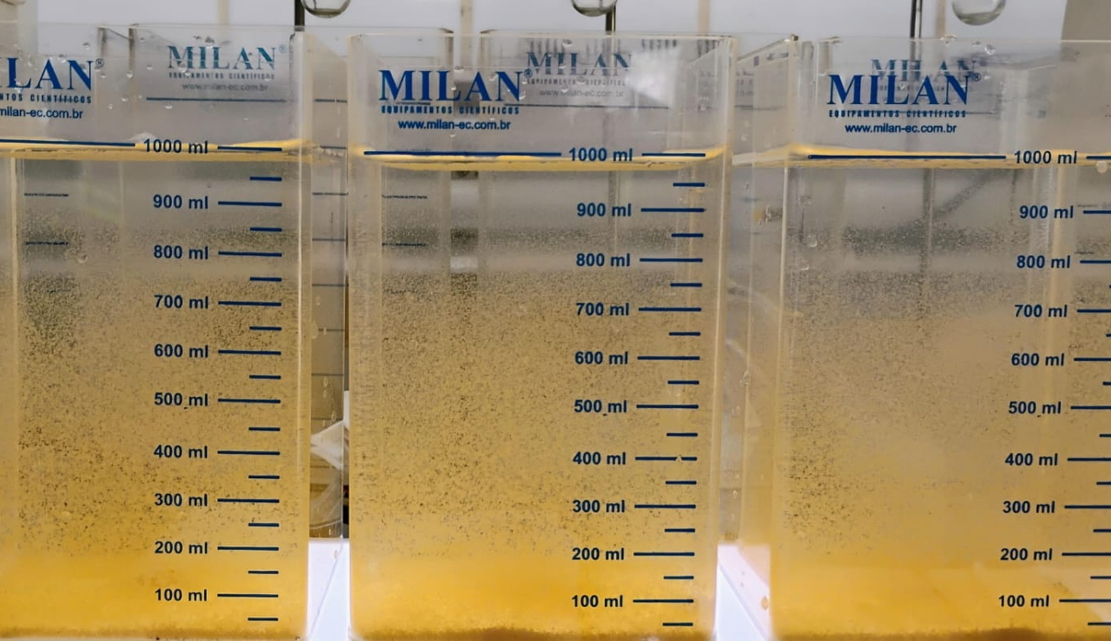 Teste de jarros (jar test) sendo realizado em laboratório para avaliar a eficiência de produtos químicos no tratamento da dureza da água.