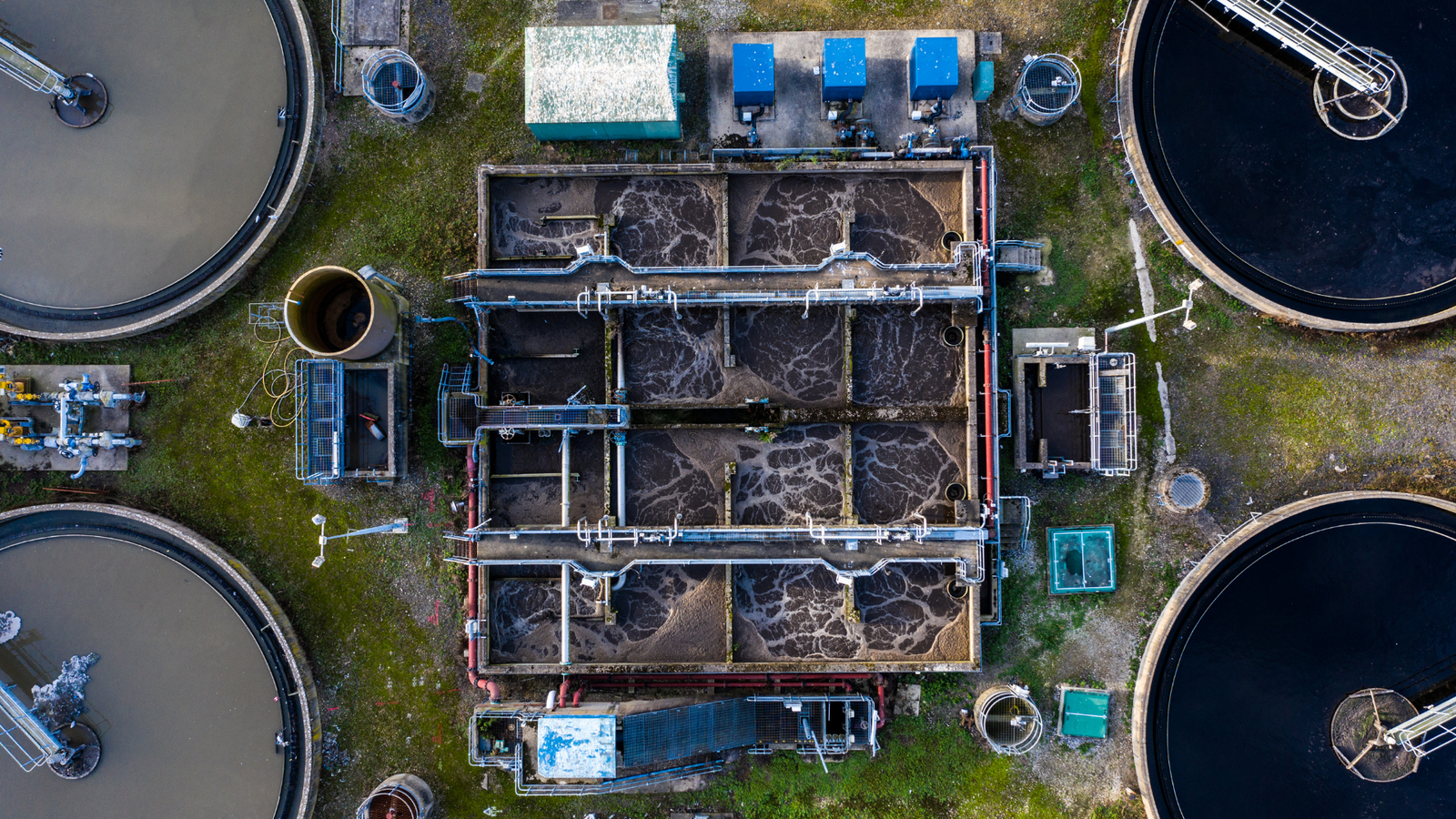 Vista de uma ETE industrial: estruturas e processos que garantem conformidade ambiental e segurança operacional.