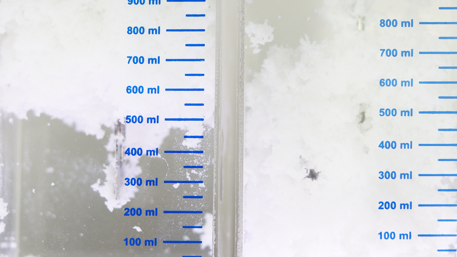 Jar test mostrando efluente bruto, tratamento por flotação com polímero catiônico e decantação com polímero aniônico