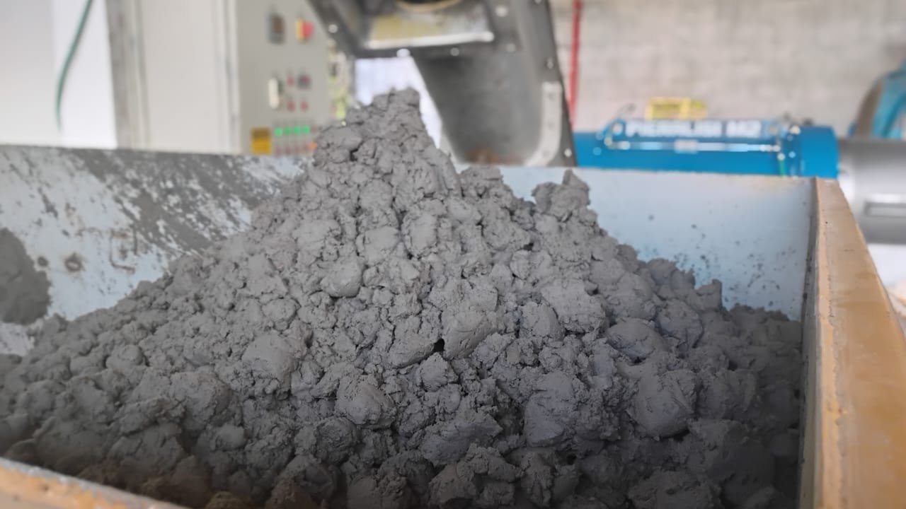 Lodo de tratamento de efluente industrial mostrando consistência adequada após aplicação de polímeros floculantes após processo de flotação ou decantação